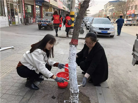 山西隰縣堆金社區：春回大地好時光 護綠刷樹正當時